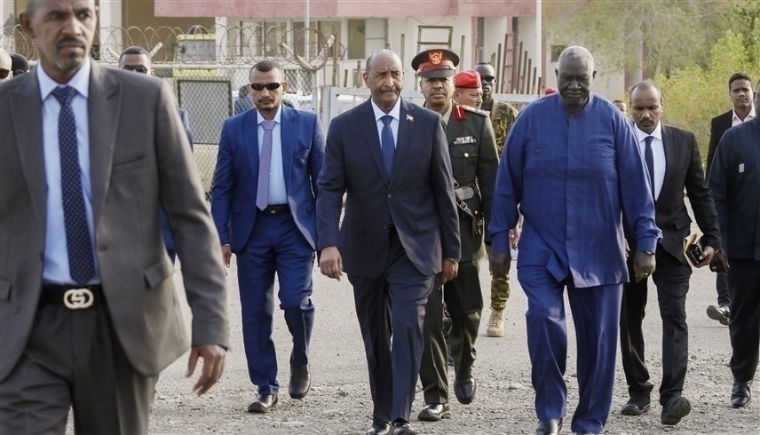 عبدالفتاح البرهان إلى جانب عدد من المسؤولين السودانيين قبل التوجه لجوبا (ا ف ب)